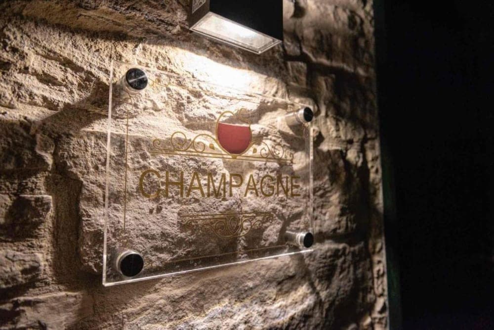 Oinou Strata - Adults Only