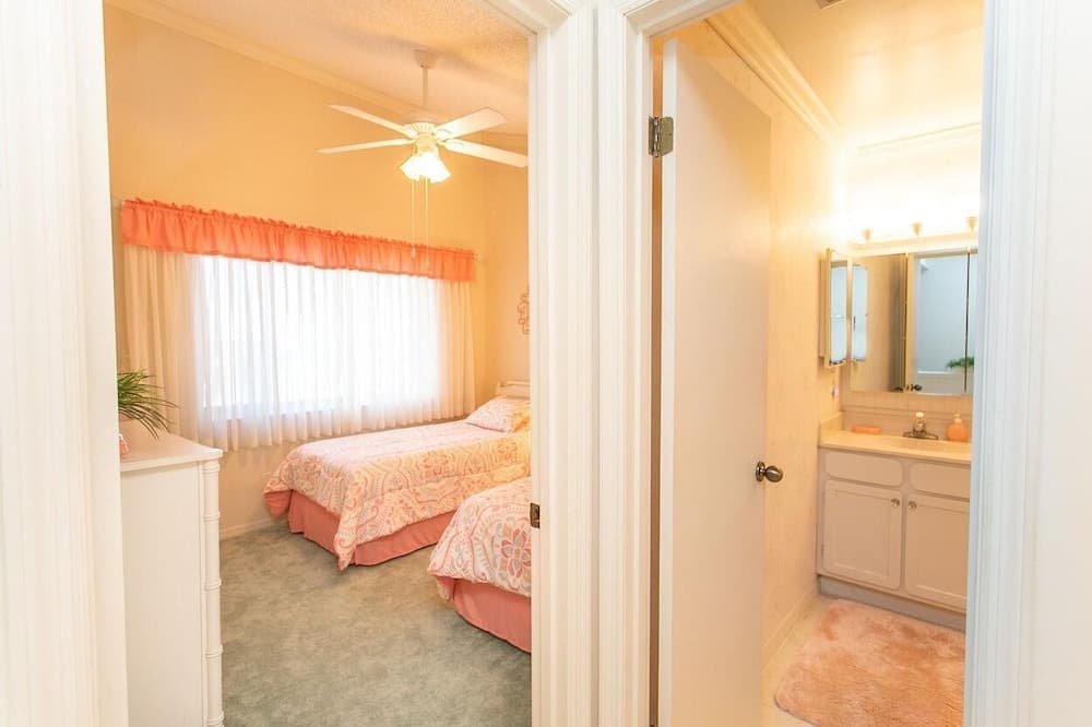 SEA Haven 520 [2/2.5] Free Activities! & Oceanfront Wifi Pool