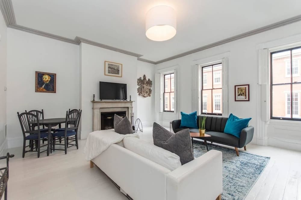 Rittenhouse Gem - One Bedroom w Patio and Parking