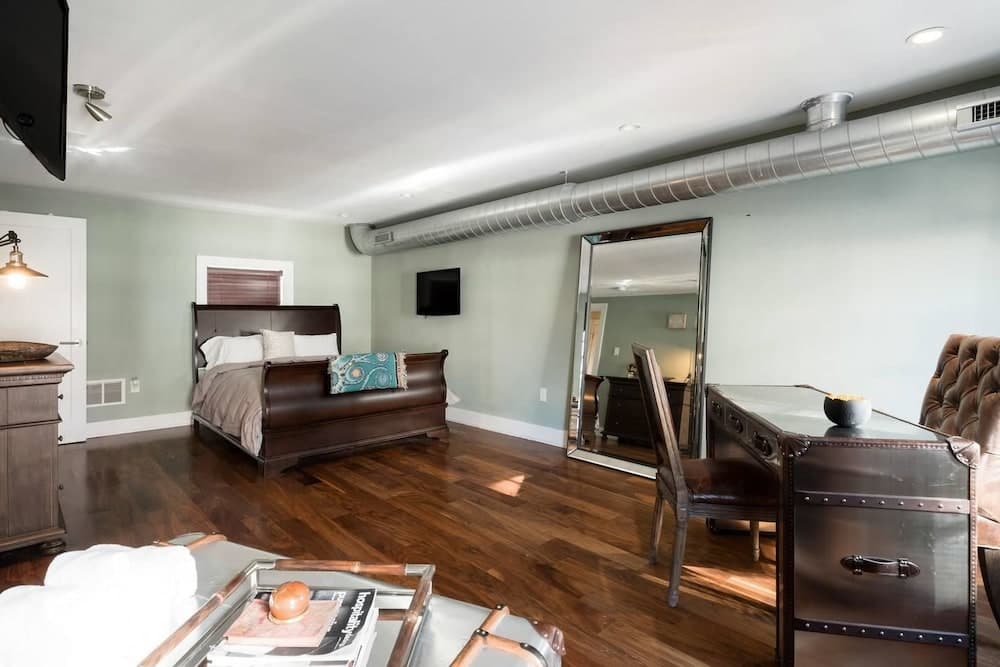 Million-dollar Celebrity Mansion in Old City