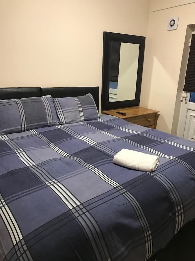 Shanahans B&B with Sports Bar