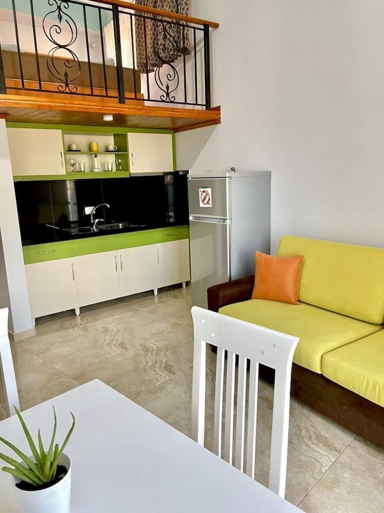 Crown Deluxe Apartments