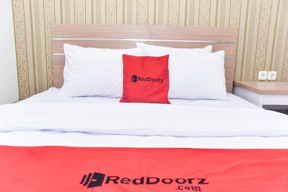 RedDoorz Plus near Malang Town Square