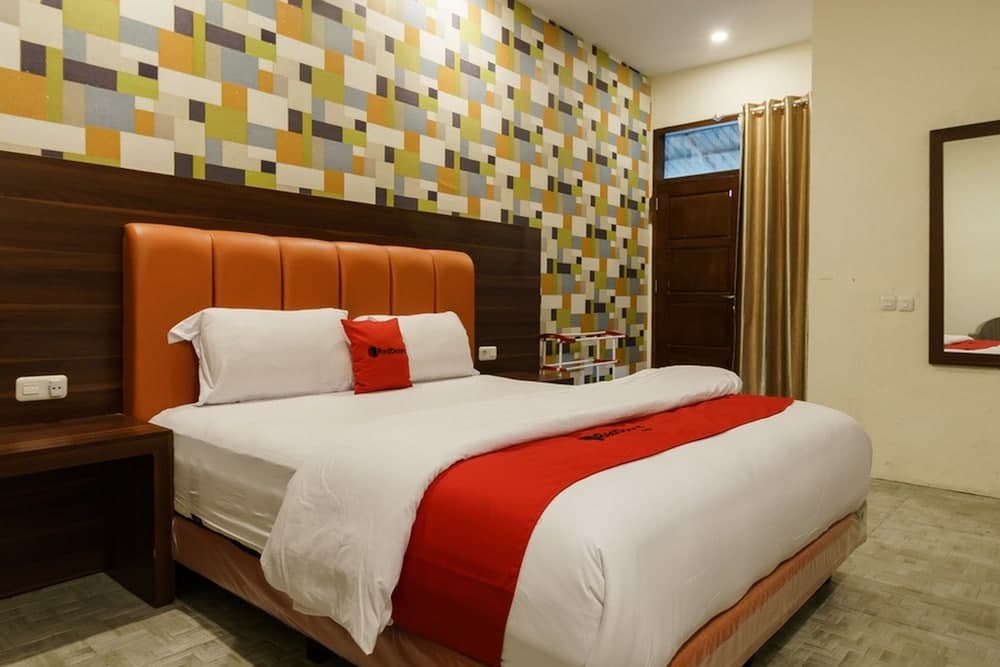 RedDoorz Syariah near Fort Marlborough