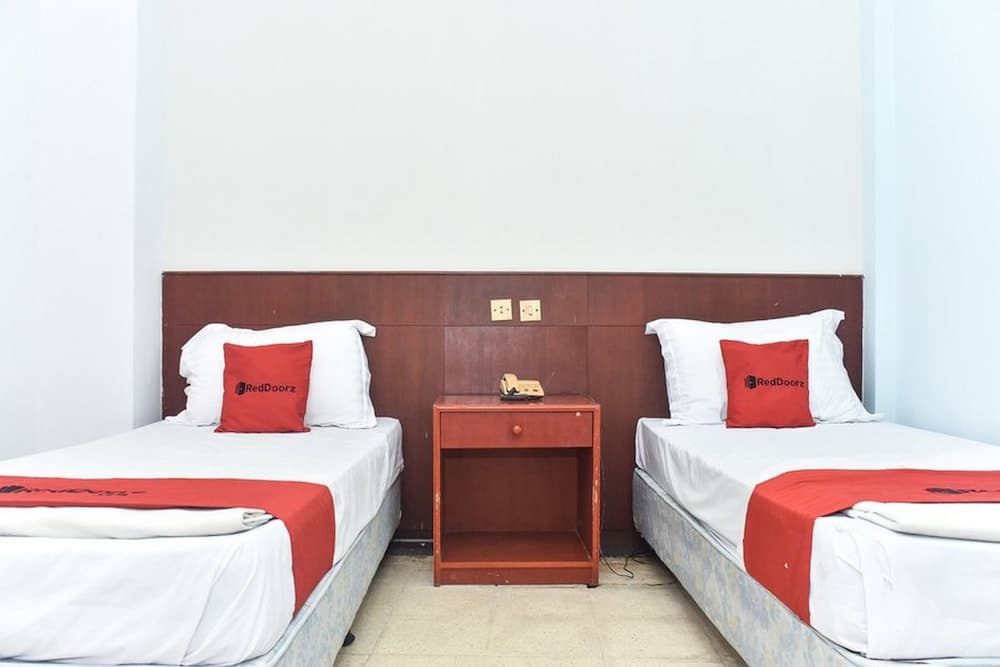 RedDoorz near Kampung Warna Warni