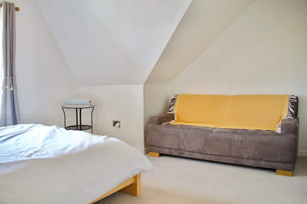 Modern and Charming 2 Bedroom Old Town Apartment