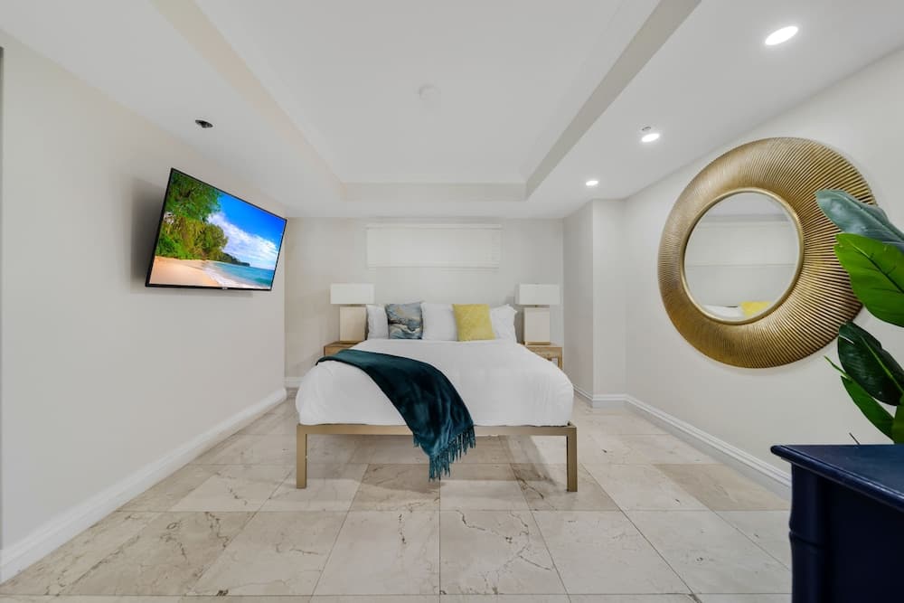 Bay Overlooking Condo With Balcony