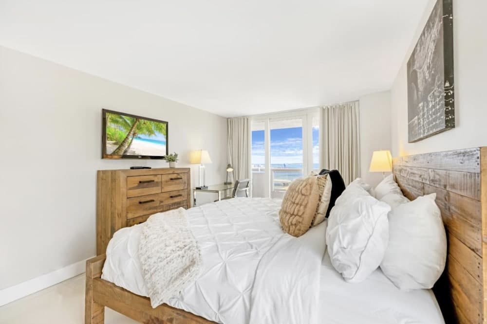 Bay Overlooking Condo With Balcony