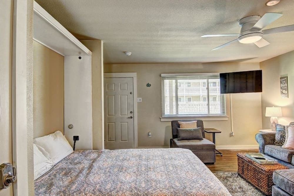 Courtyard #108 - studio Br Condo