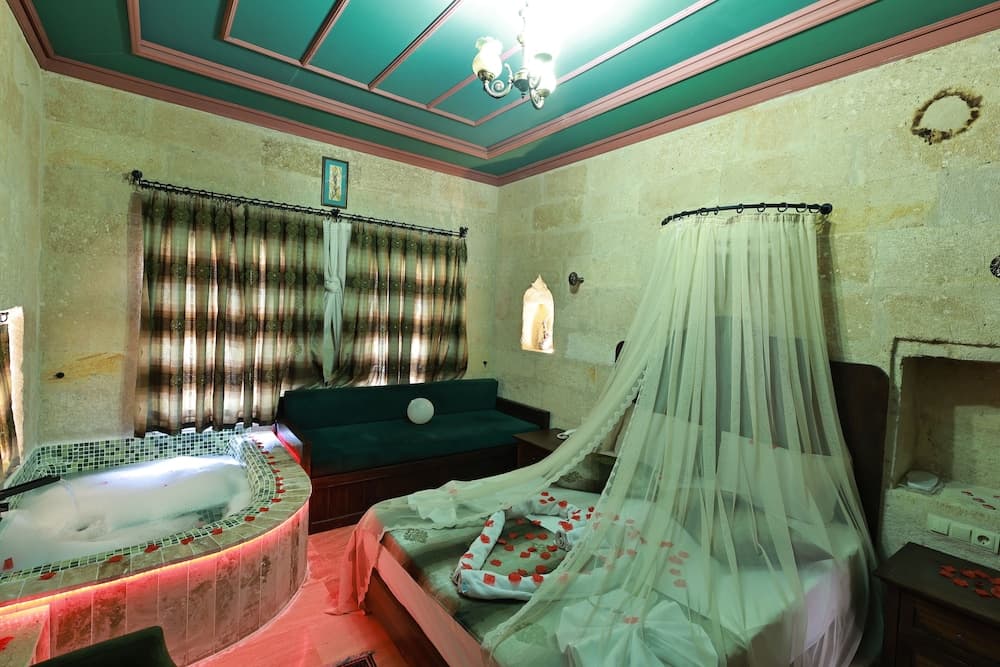 Tafana Cave & Stone Lodge