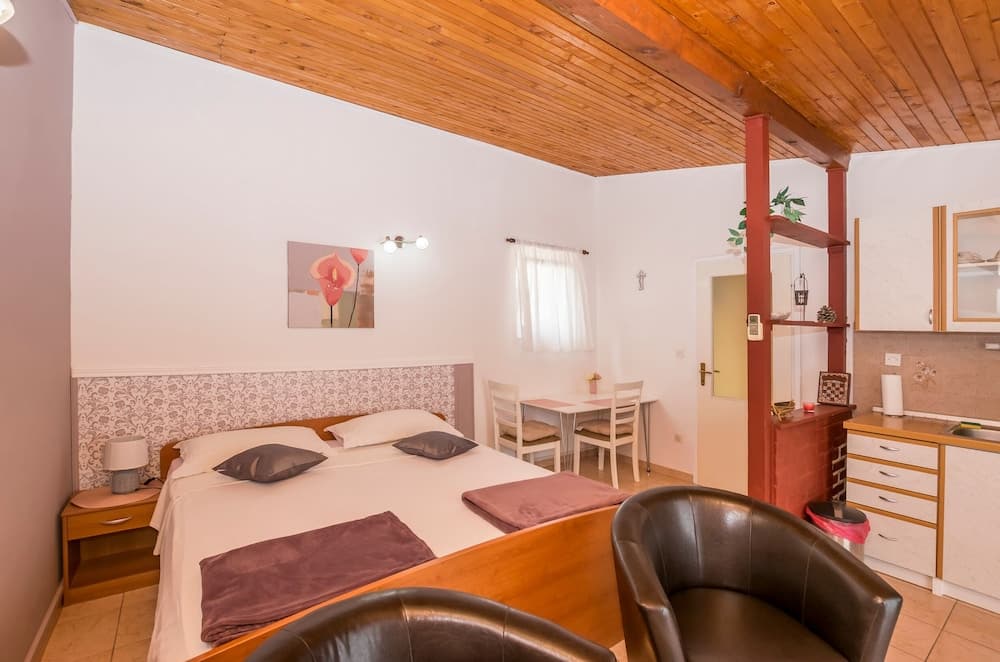 Apartments and Room Zinka