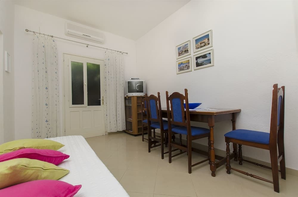 Apartments and Rooms Vojmir