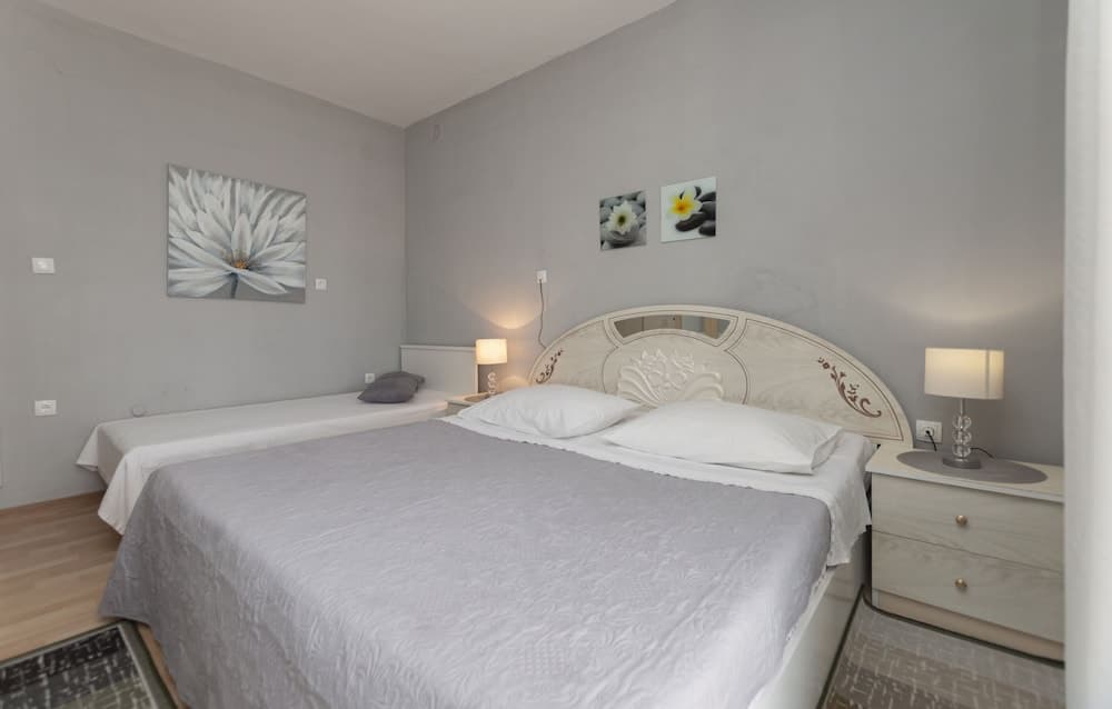 Apartment and Rooms Tatjana