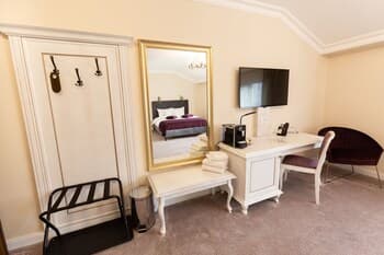 4Cardinal's Hotel Boutique