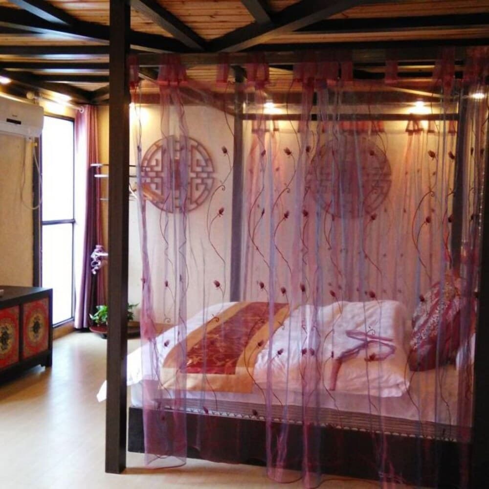 Fenghuang Nanmu Inn No.1