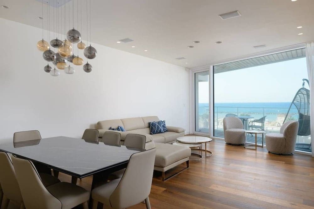 Luxury 2BR on the water by HolyGuest