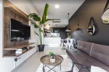 Modern 1 BR Apartment