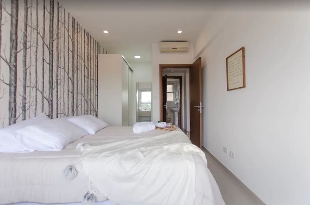 Modern 1 BR Apartment