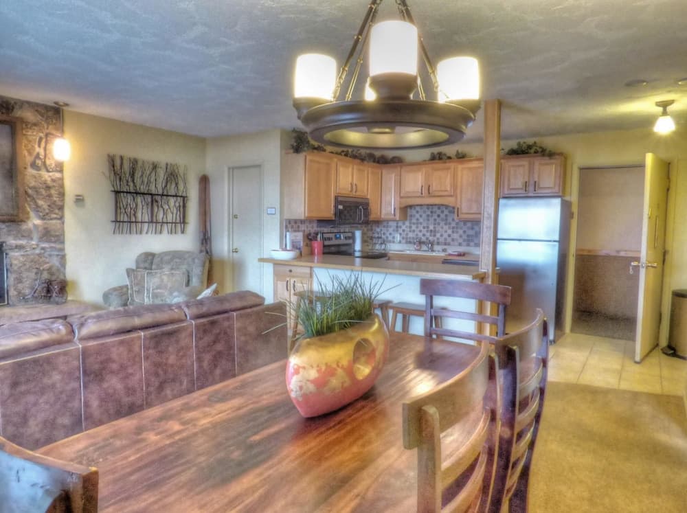 Lift Tickets Ski To Your Door, Wifi, Deck, Hot Tub