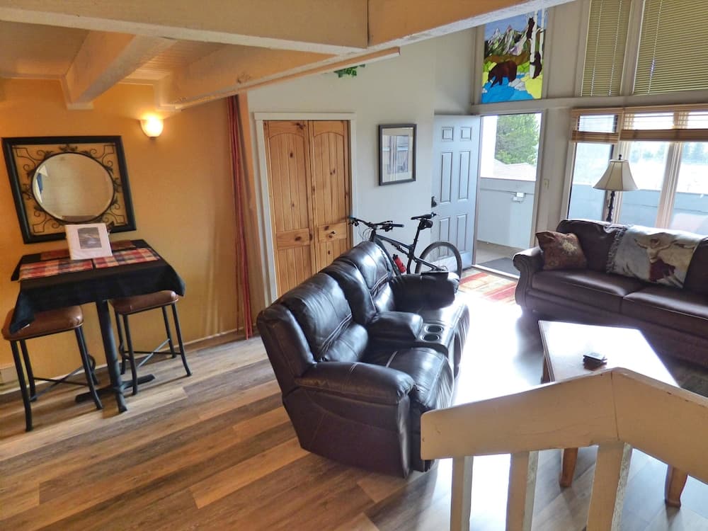 Across From Ski Area, No Car Needed, Hot Tub, Sauna WiFi