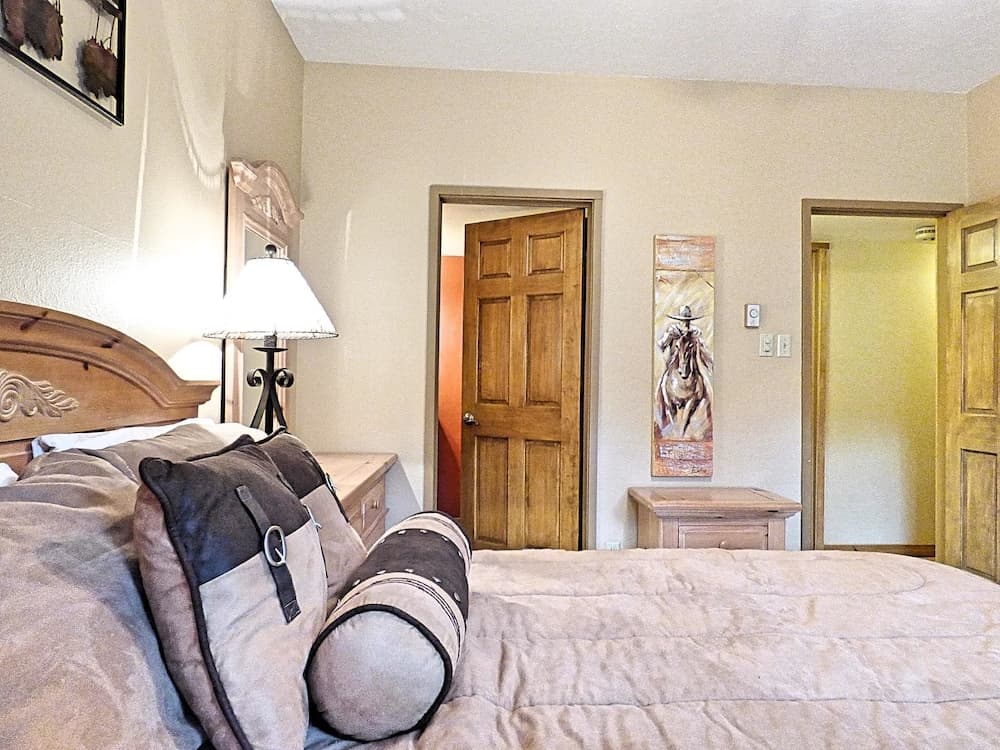 Lift Tickets Ground Floor Pool, Hot Tubs, Near Mtn, Fireplace Shuttle