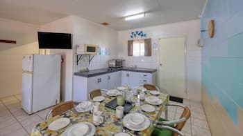 Ash's Holiday Units & Cafe