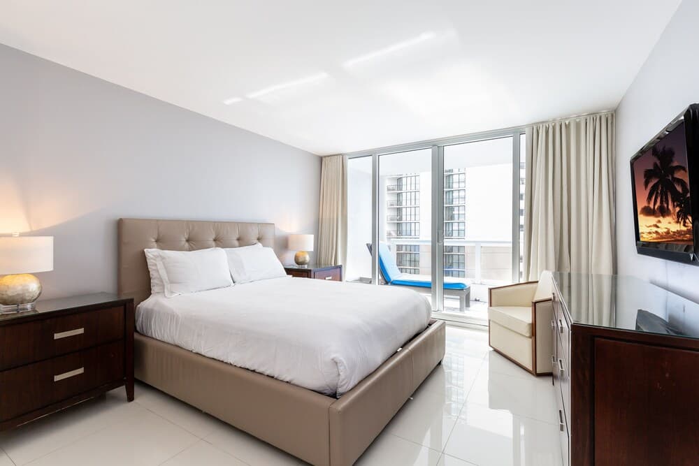 Sea-view Romantic Suite Minutes From the Beach