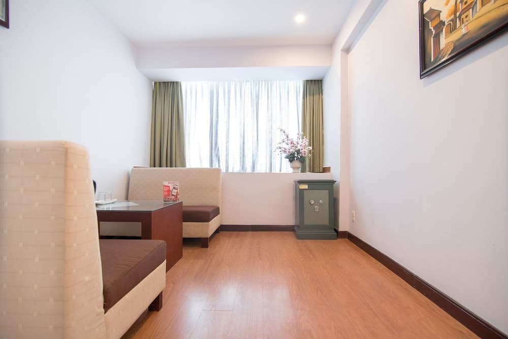 RedDoorz Plus near Van Mieu Quoc Tu Giam