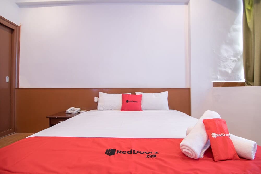 RedDoorz Plus near Van Mieu Quoc Tu Giam