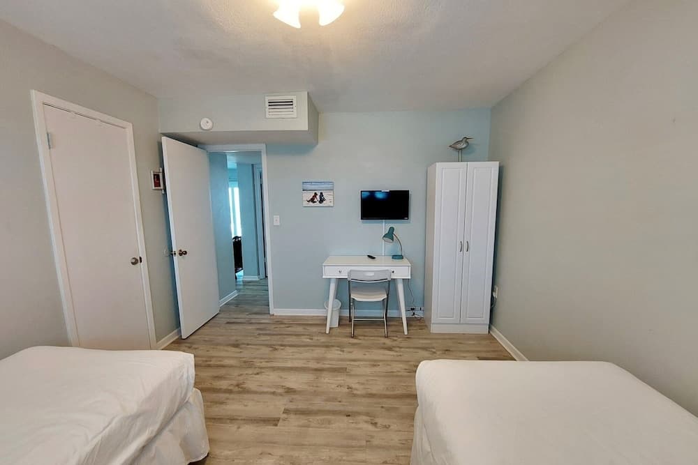 Harbor House B6 2 Bedroom Condo by RedAwning