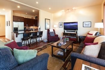 NEW Condo Downwider with Hot Tub, Minutes Away from The Columbia River Gorge by RedAwning