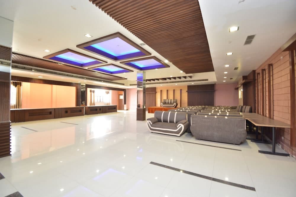 OYO 40230 Hotel Royal Palace