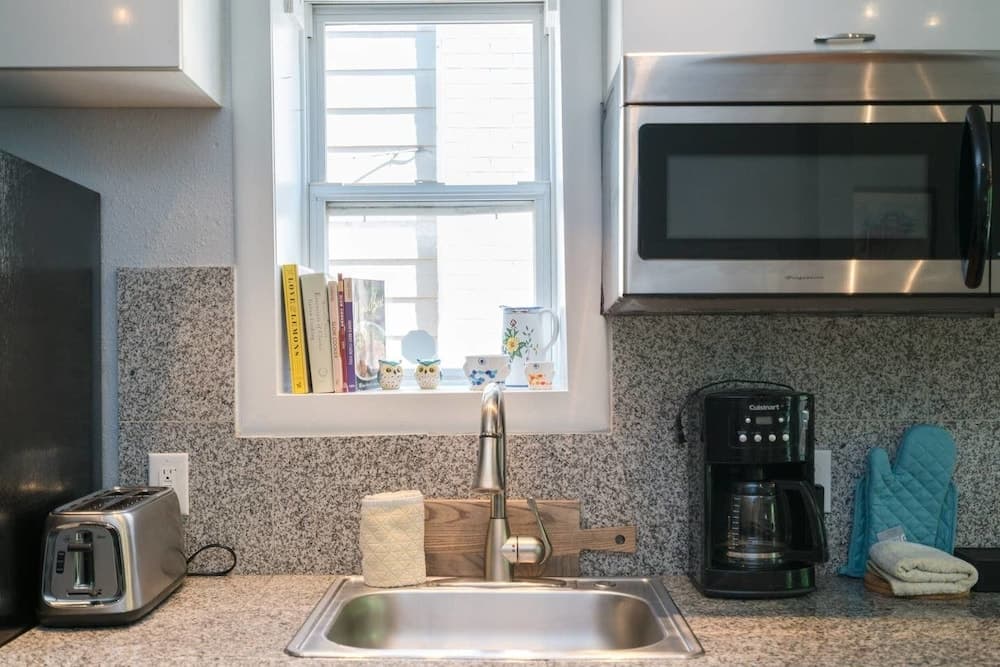 Sunnyside Retro Retreat Private Yard G Line