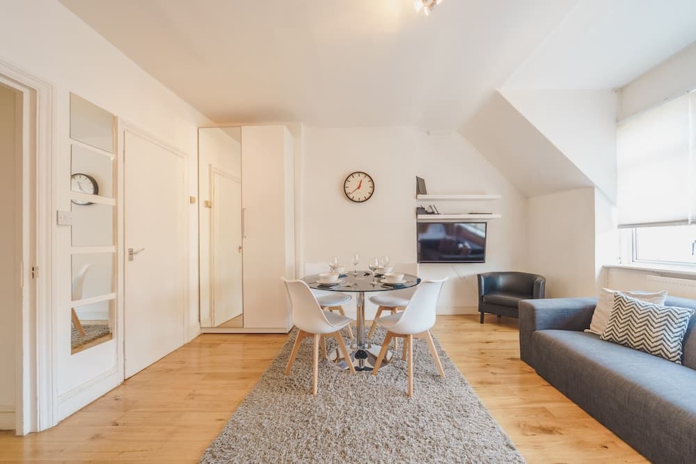 Cosy High Floor Studio Greek Street Soho