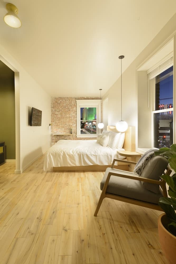 The Jesse Hotel & Bar