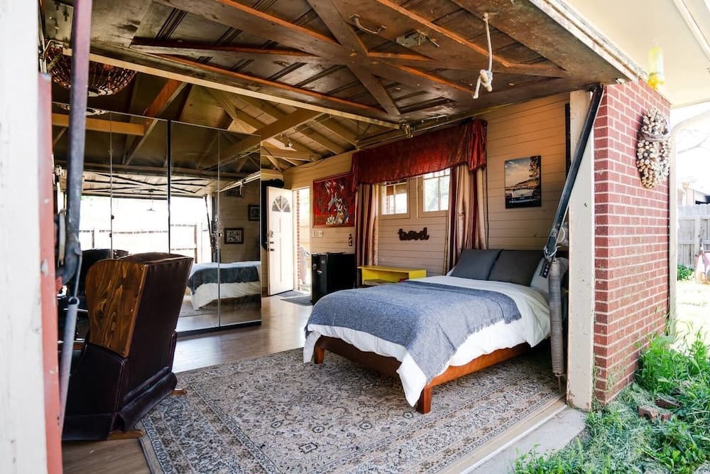 Casa de Henrichs & The Den Spacious Backyard