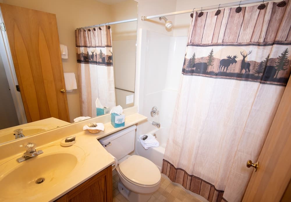 Mountain Lodge At Okemo-1br Fireplace & Updated Kitchen 1 Bedroom Condo by RedAwning