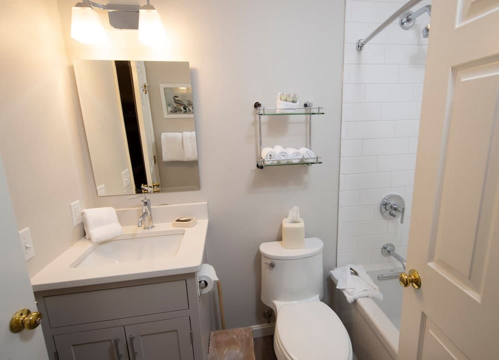 Modern & Updated Winterplace 3br- Sleeps 12 3 Bedroom Condo by RedAwning