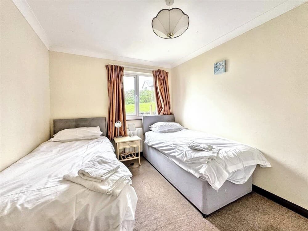 Seaside Escape-sleeps10-family&petfriendly-balcony