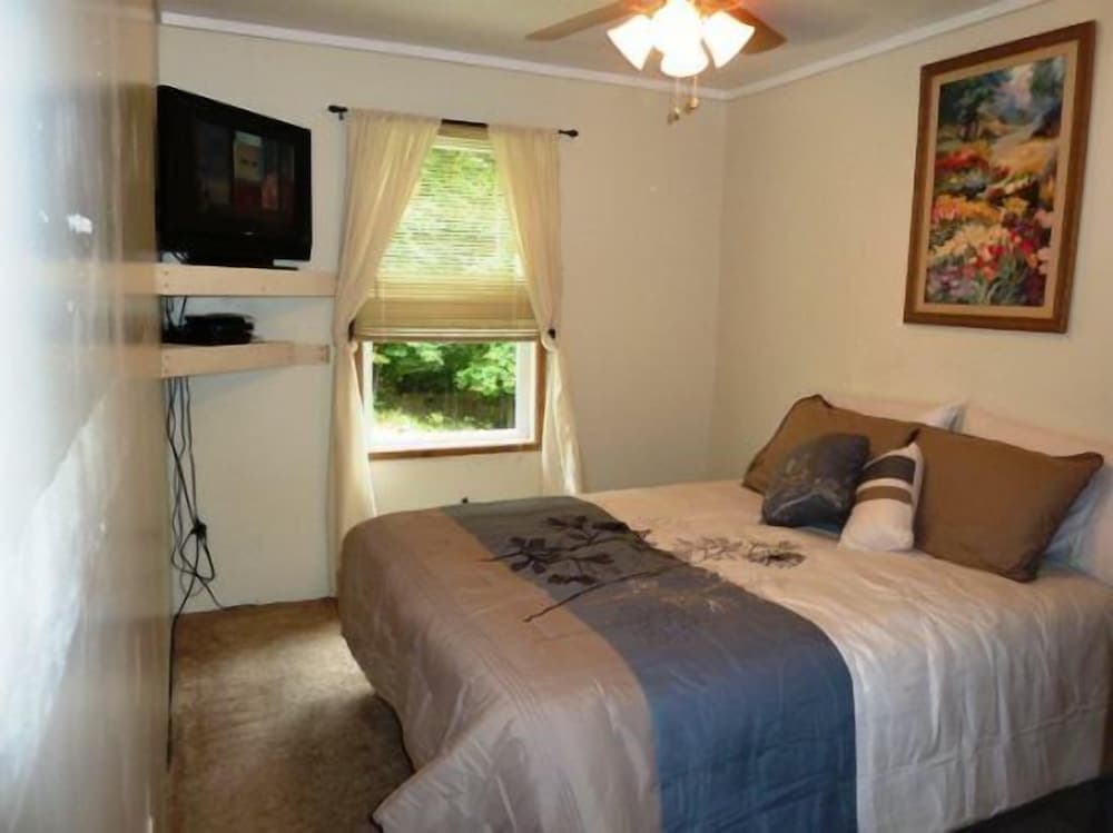 Mountain_roots_lodging