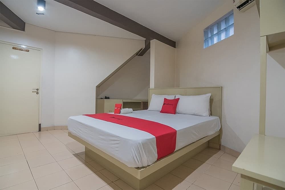 RedDoorz plus near Museum Geologi Bandung