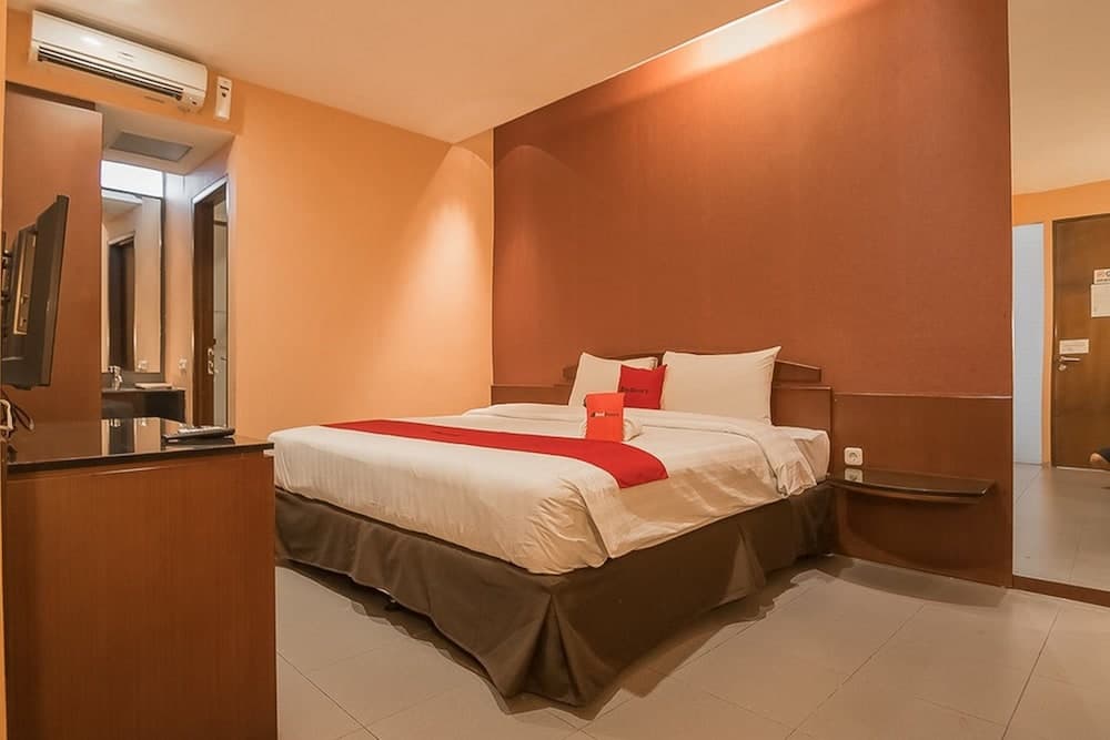 RedDoorz Plus @ Cipaganti Street 3