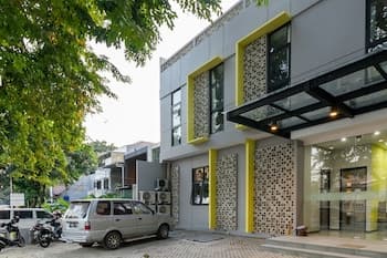 RedDoorz Plus near Senayan City - Hostel