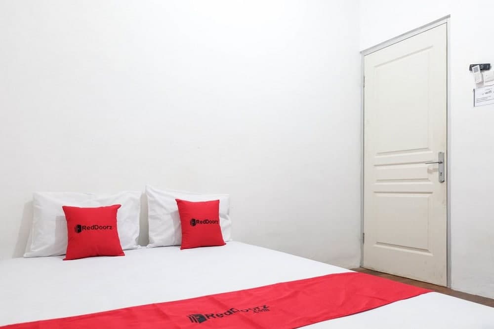 RedDoorz near Ahmad Yani Airport 3