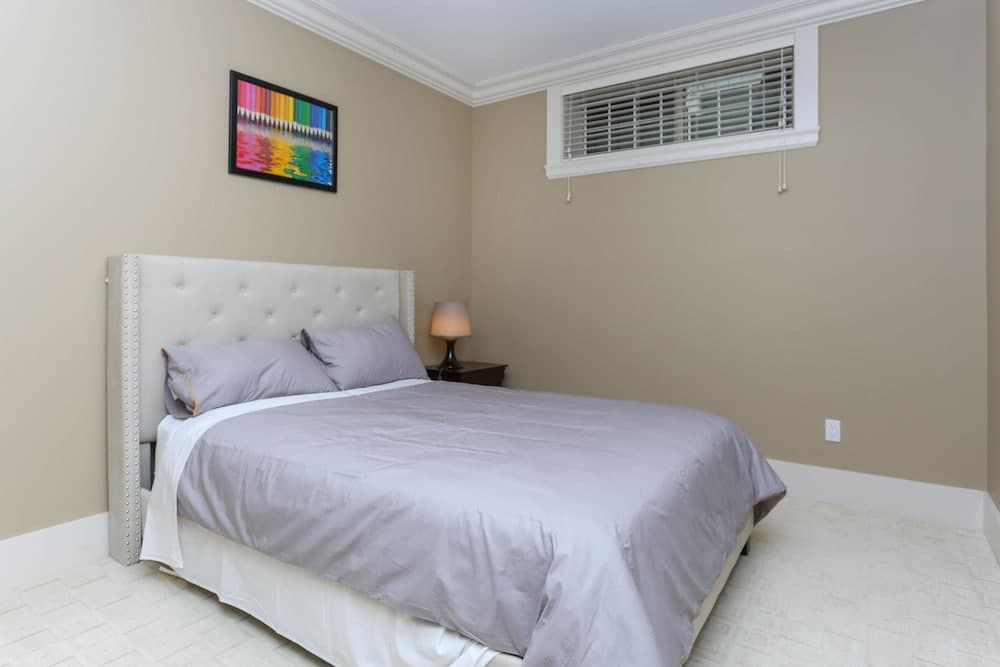 Grand 4 Bedroom Vacation House near Vancouver Downtown