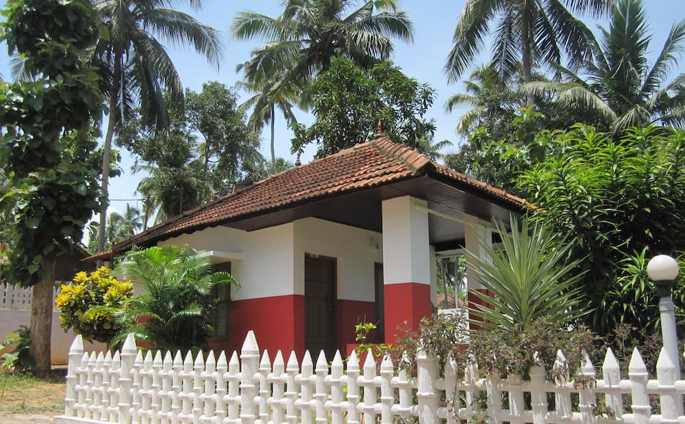 M R Beach & Cottages