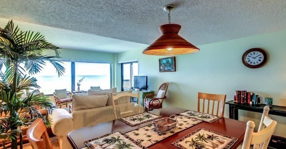 B153-amelia-surf-and-racquet