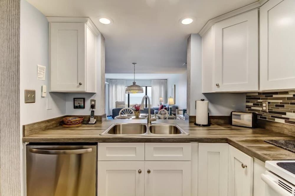 C114-amelia-surf-and-racquet