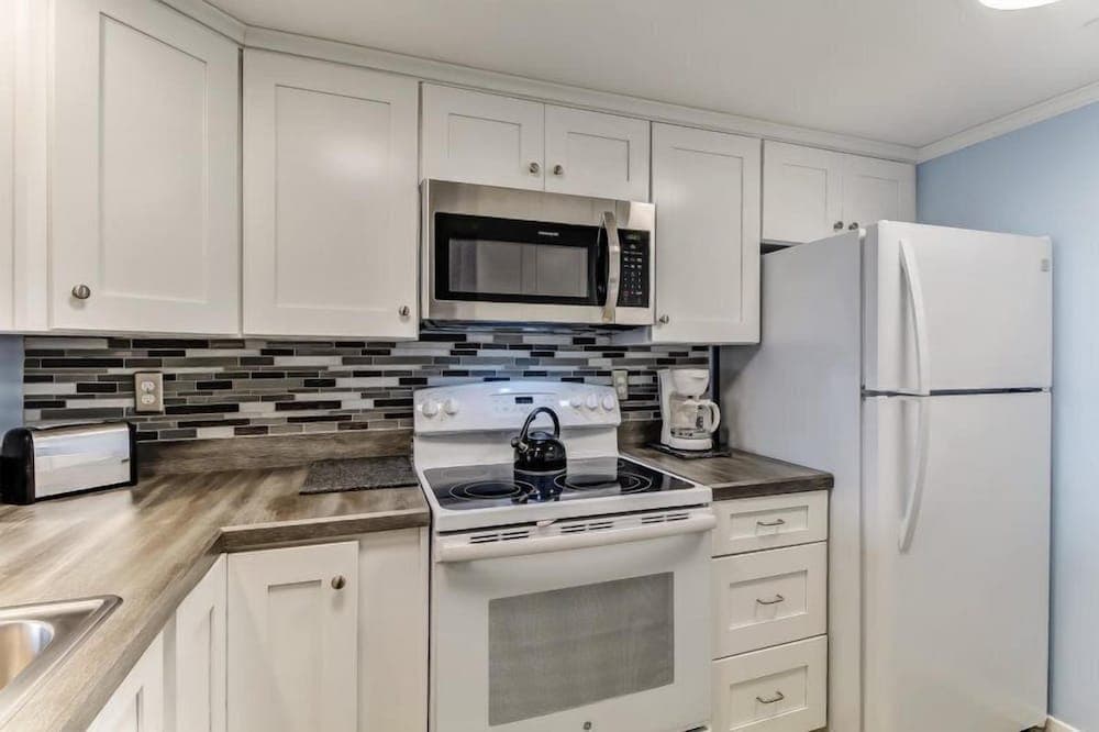 C114-amelia-surf-and-racquet