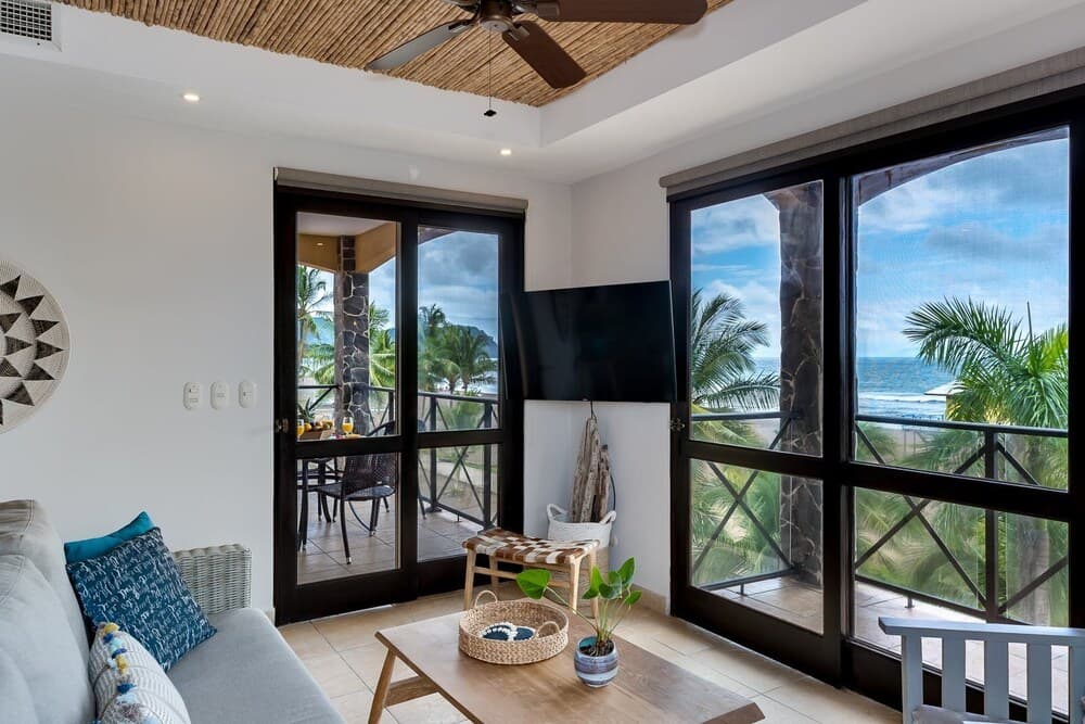 Oceanfront Penthouse / Upscale Roof Terrace